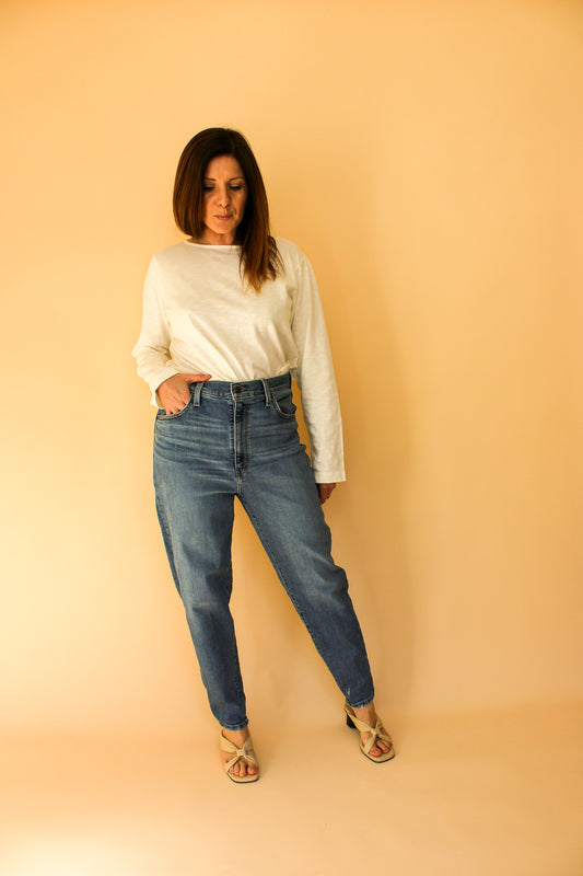 LEVI High Waisted Mom Jeans Size 32"