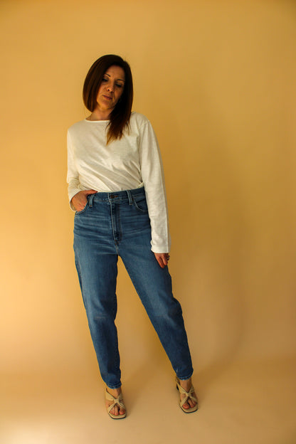 LEVI High Waisted Mom Jeans Size 32"