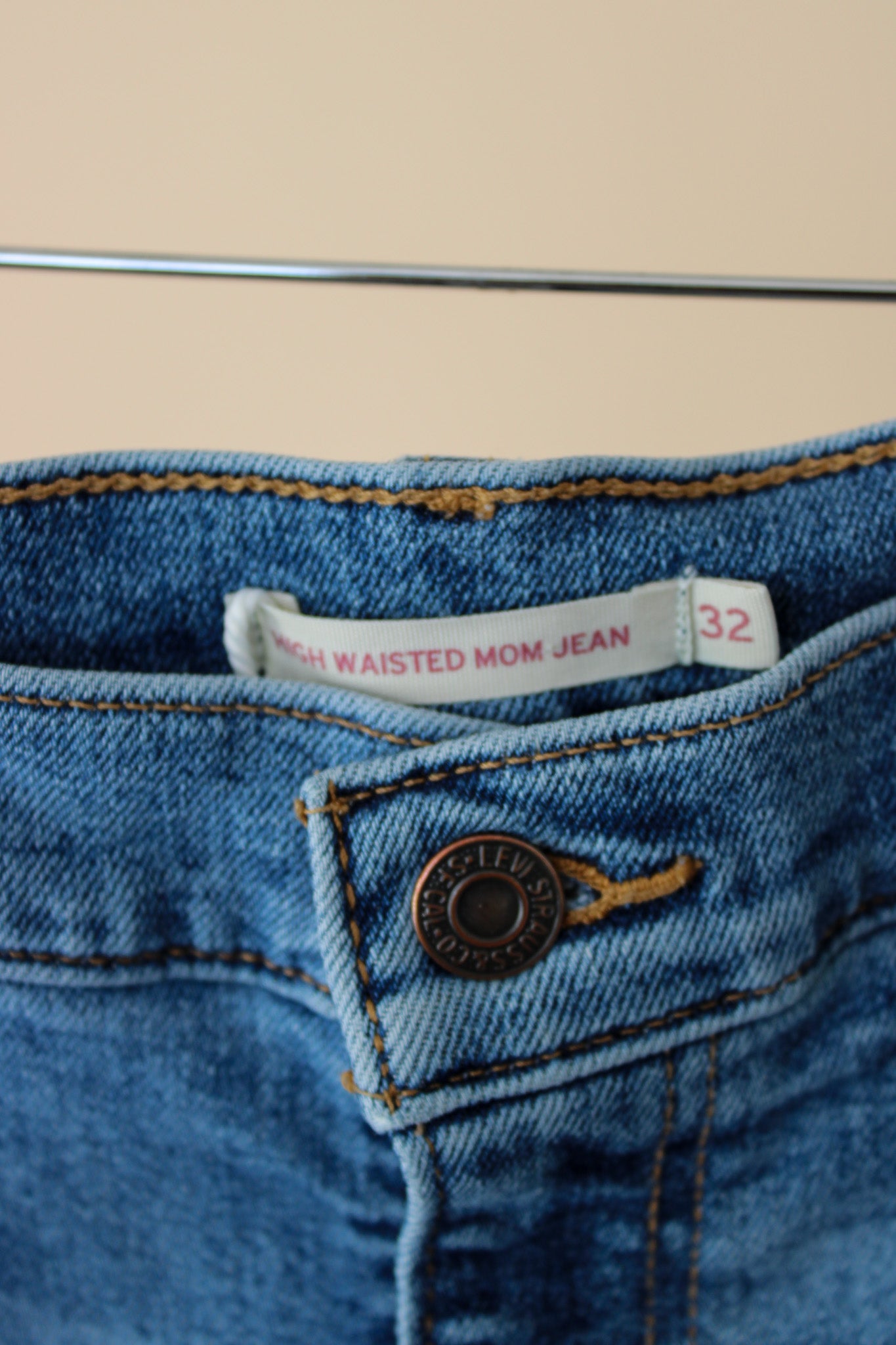 LEVI High Waisted Mom Jeans Size 32"