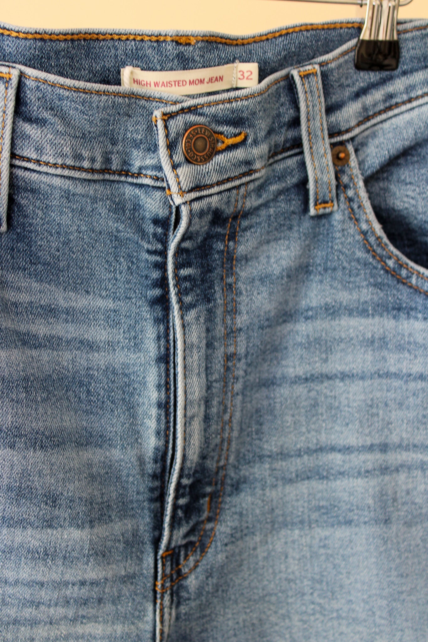 LEVI High Waisted Mom Jeans Size 32"