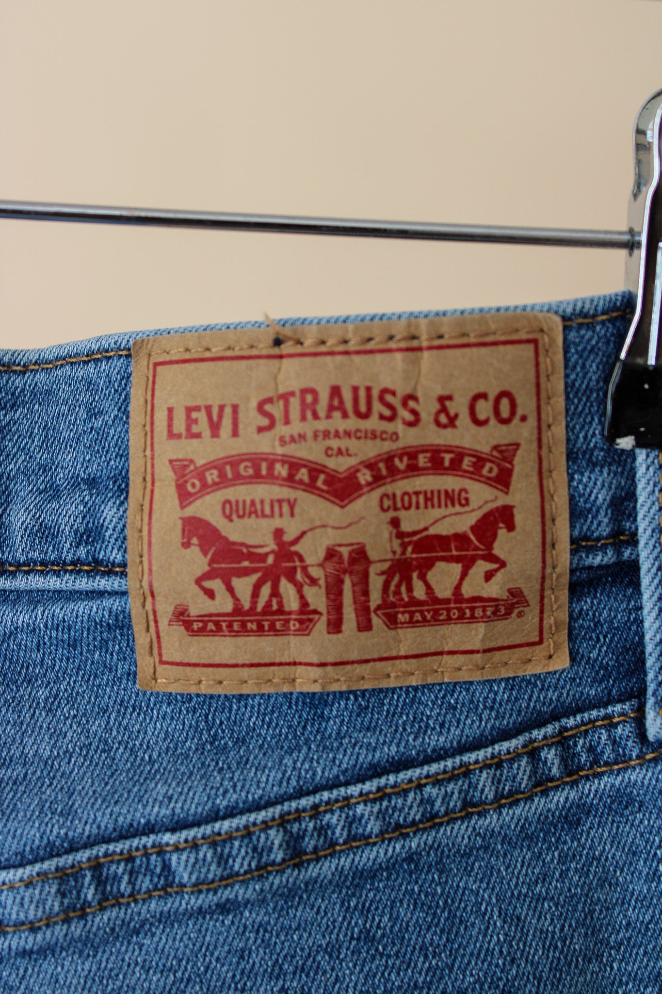 LEVI High Waisted Mom Jeans Size 32"