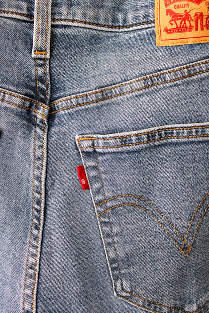 LEVI High Waisted Mom Jeans Size 32"